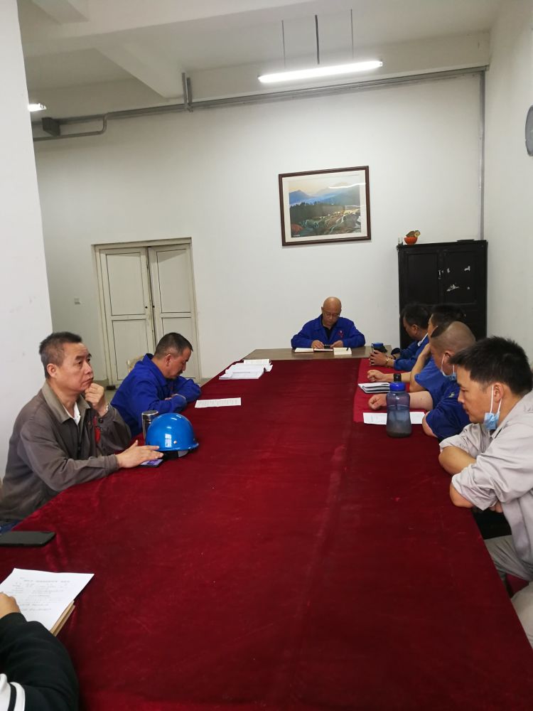 機(jī)加裝配黨支部召開(kāi)全體黨員大會(huì)，組織主題教育學(xué)習(xí)。