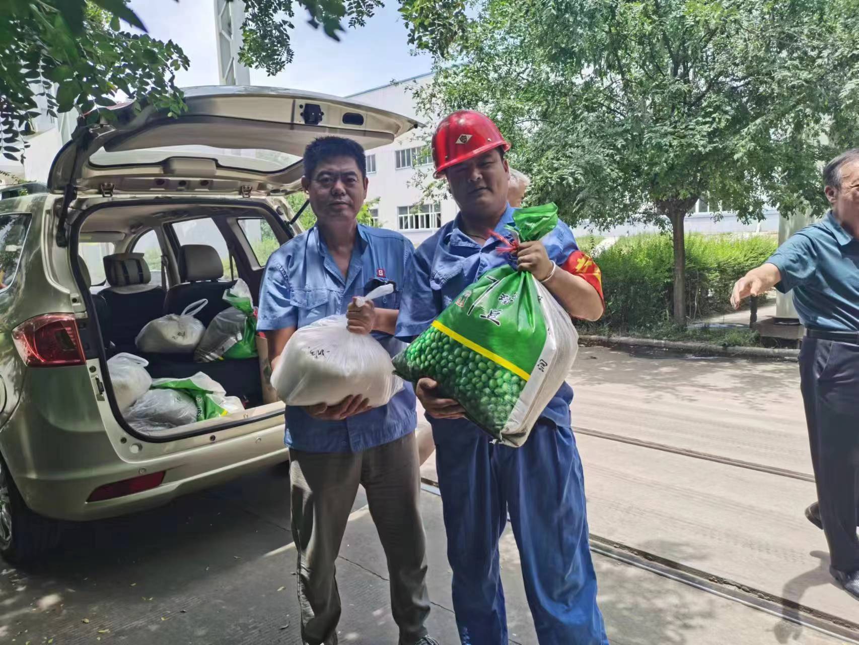 給一線(xiàn)生產(chǎn)車(chē)間和工地職工購(gòu)買(mǎi)了一批白糖、綠豆等防暑降溫品送到了車(chē)間工地