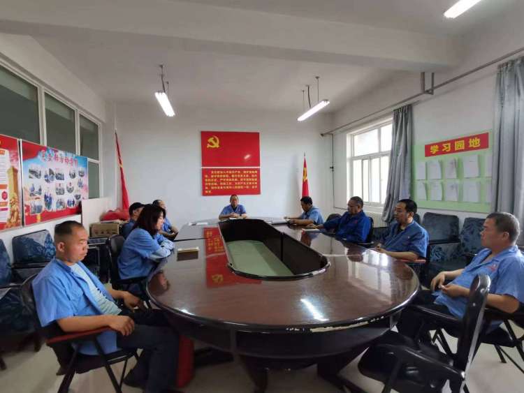 運(yùn)輸采供黨支部召開(kāi)黨員大會(huì)，組織主題教育集中學(xué)習(xí)。
